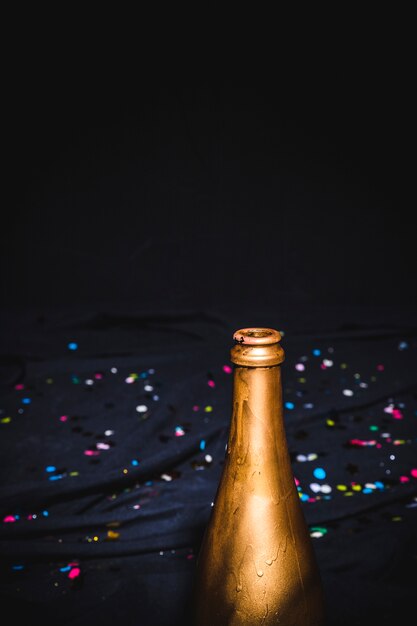 Goldener Flaschenhals mit Konfetti