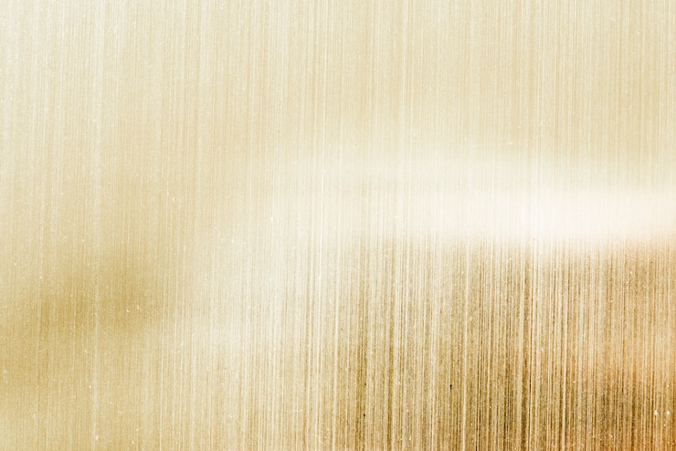 Kostenlose Foto goldener hintergrund mit weißer streifentapete