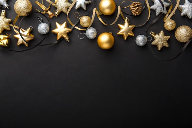 Goldener silberner weihnachtsdeko auf schwarzem