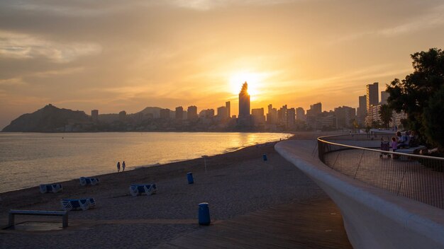 Goldener Sonnenuntergang am Strand von Poniente in Benidorm