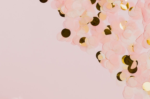 Goldener und rosafarbener Confetti an der Party der neuen Jahre