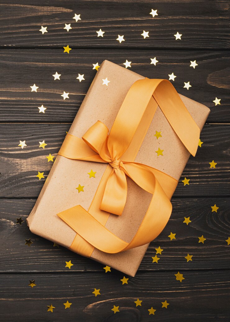 Kostenlose Foto goldenes farbband gebundenes geschenk mit sternen