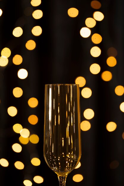 Goldenes Licht und Glas des niedrigen Winkels mit Champagner