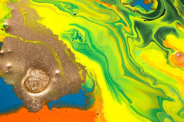 Goldfleck auf dem abstrakten hintergrunddruck des flusses lebendige farben