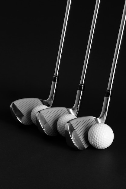 Golfausrüstung mit dunklem Hintergrund