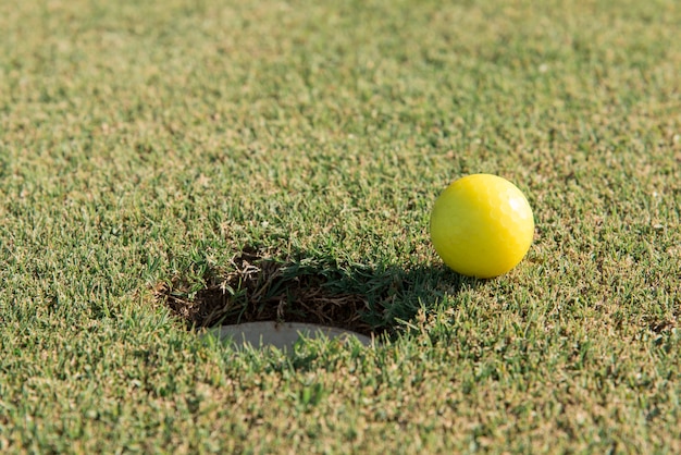 Kostenloses Foto golfball auf dem feld