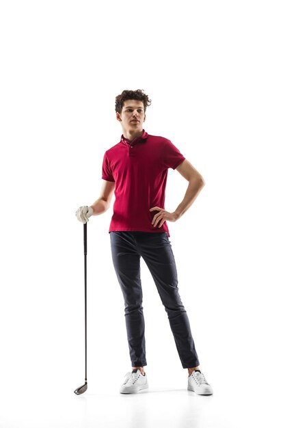 Golfspieler in einem roten Hemdtraining, das isoliert auf weißem Studiohintergrund übt