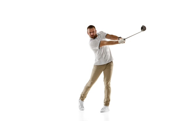 Golfspieler in einem weißen Hemd, das eine Schaukel lokalisiert auf weißer Wand mit Copyspace nimmt. Professioneller Spieler, der mit hellen Emotionen und Gesichtsausdruck übt. Sportkonzept.