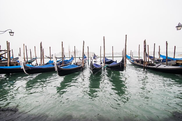 Gondeln in der Lagune von Venedig auf Sonnenaufgang, Italien