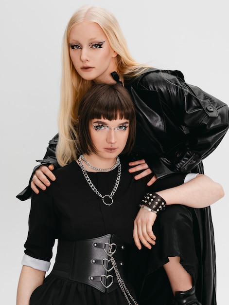 Gothic-Mädchen der Vorderansicht posieren im Studio