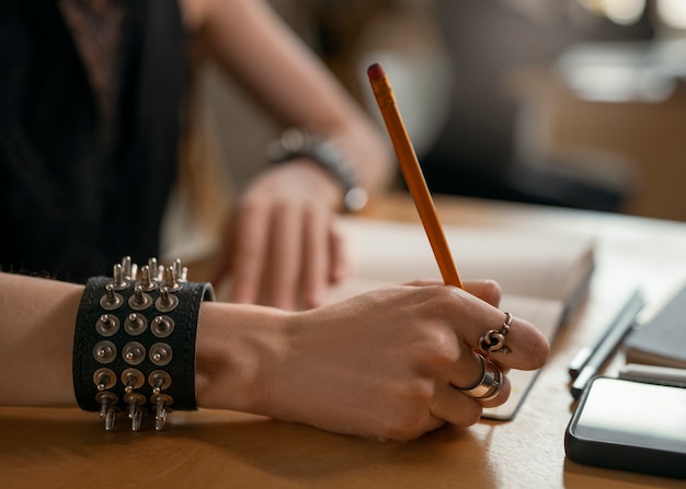 Gothic-Schüler besucht die Schule