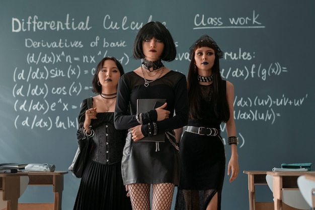 Kostenloses Foto gothic-schüler in der schule im klassenzimmer