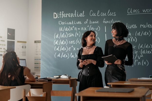 Kostenloses Foto gothic-schüler in der schule im klassenzimmer