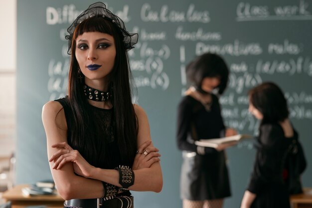 Gothic-Schüler in der Schule im Klassenzimmer