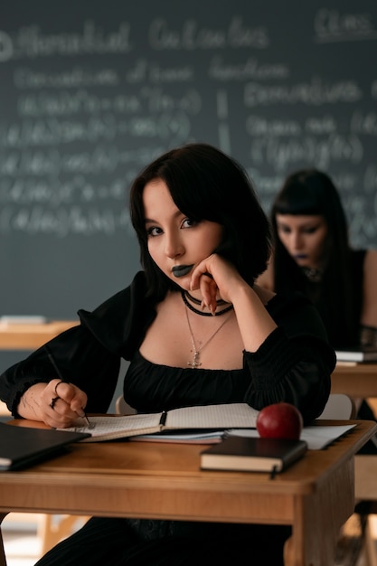 Kostenloses Foto gothic-schüler in der schule im klassenzimmer