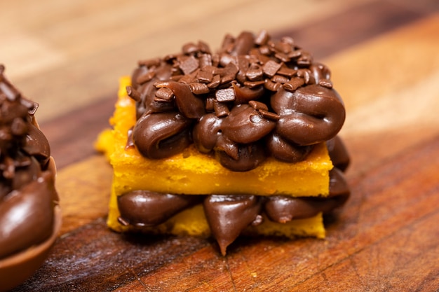 Gourmet osterei mit dulce de leche brigadeiro keks und schokolade Premium Fotos