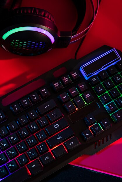 Gradient beleuchtetes Neon-Gaming-Schreibtisch-Setup mit Tastatur