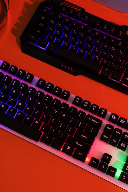 Kostenloses Foto gradient beleuchtetes neon-gaming-schreibtisch-setup mit tastatur