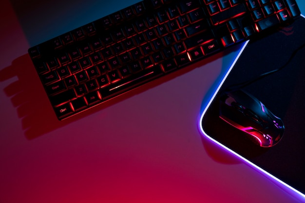 Gradient beleuchtetes Neon-Gaming-Schreibtisch-Setup mit Tastatur