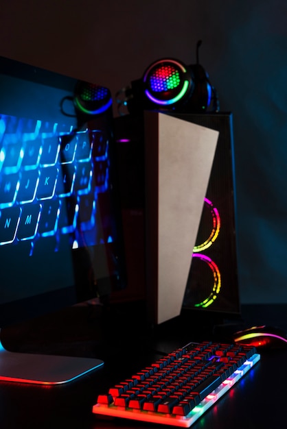 Gradientenansicht eines beleuchteten Neon-Gaming-Schreibtischs mit Tastatur
