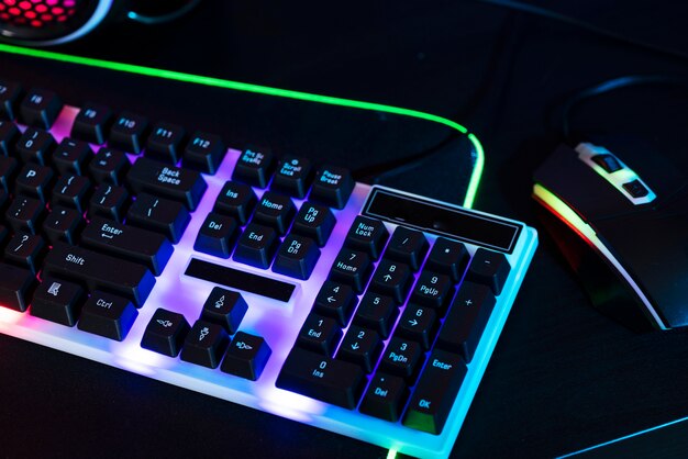 Gradientenansicht eines beleuchteten Neon-Gaming-Schreibtischs mit Tastatur