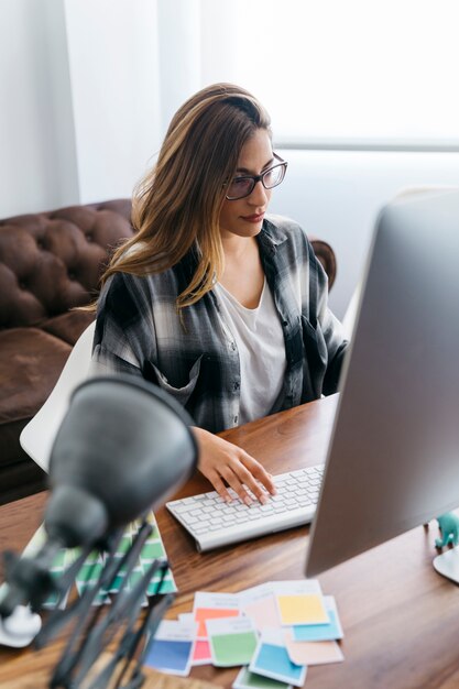 Grafikdesigner vor dem Monitor arbeiten