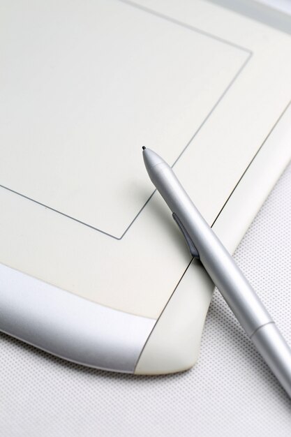 Grafische Tablette und druckempfindliche Stift auf weißem Hintergrund