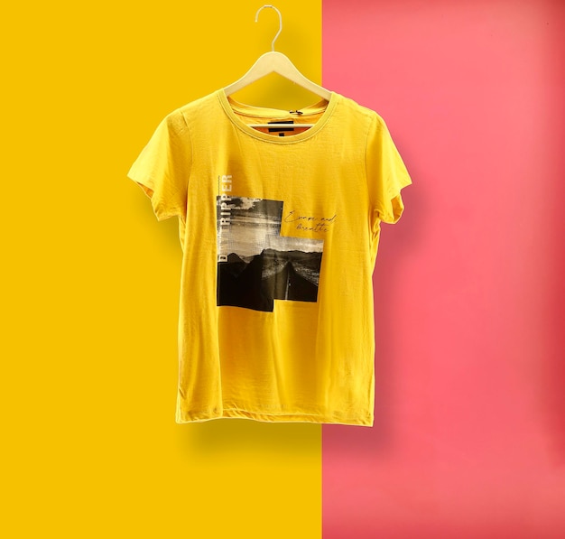 Kostenloses Foto grafisches t-shirt trendy design mockup präsentiert auf holzbügel