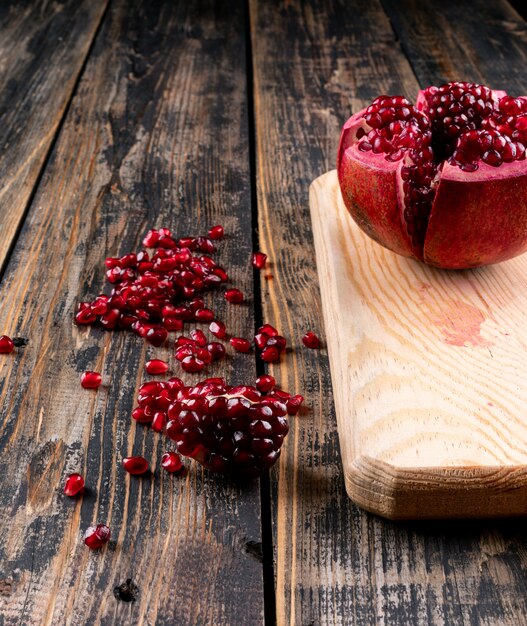 Granatapfel auf Holzbrett auf Tisch