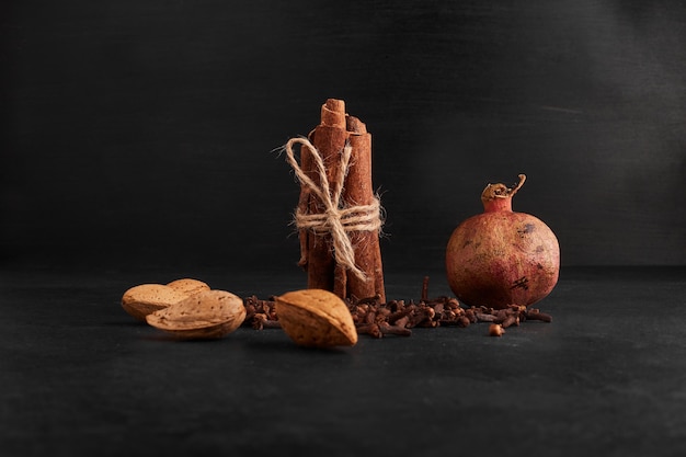 Granatapfel mit trockenen Früchten und Gewürzen.