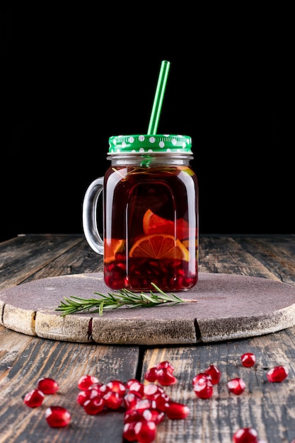 Granatapfelsaft im Glas auf Holztisch