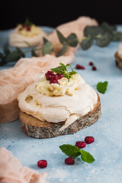 Kostenloses Foto granatapfelstücke auf geschmackvollem kuchen