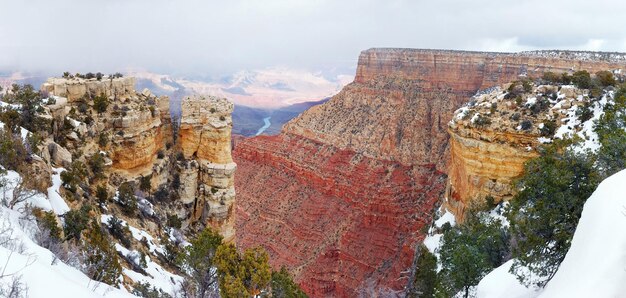 Grand Canyon-Panoramablick im Winter mit Schnee und klarem blauem Himmel.