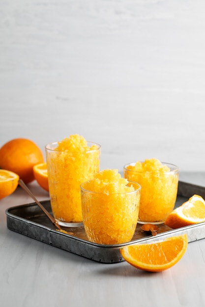 Kostenloses Foto granita-dessert mit hohem winkel und orange