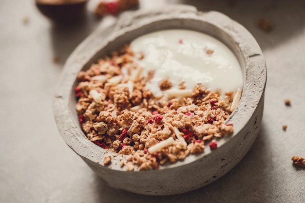 Granola. Leckeres Frühstück auf dem Tisch