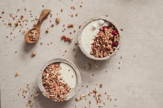 Granola. Leckeres Frühstück auf dem Tisch