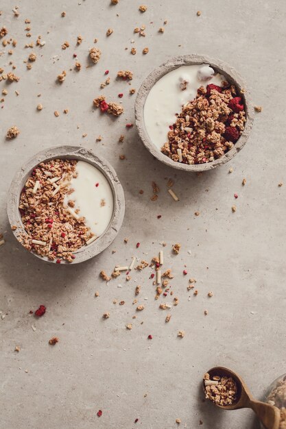 Granola. Leckeres Frühstück auf dem Tisch