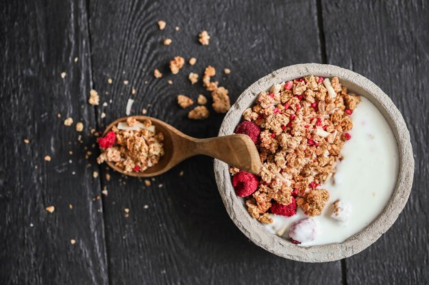 Granola. Leckeres Frühstück auf dem Tisch