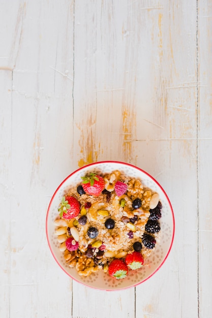 Kostenloses Foto granola mit gemischten beeren und samen