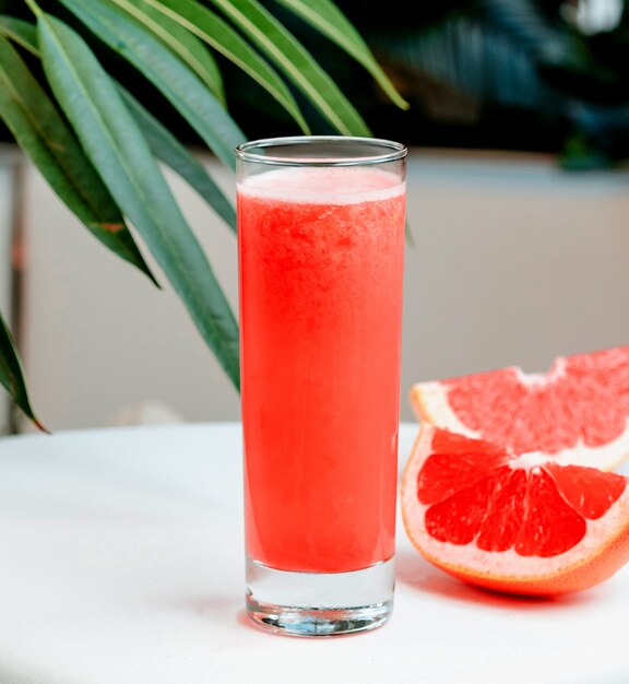 Grapefruit frisch auf dem Tisch