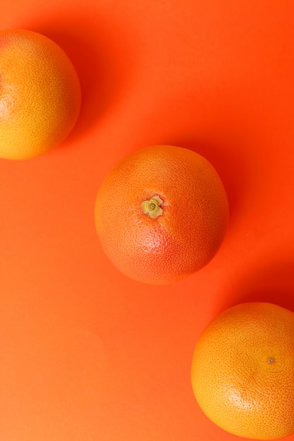 Kostenloses Foto grapefruit isoliert auf orange oberfläche