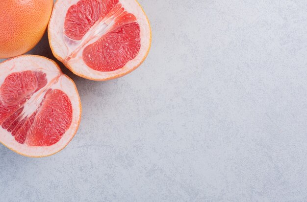 Grapefruit lokalisiert auf grauem Hintergrund, Beschneidungspfad, volle Schärfentiefe.