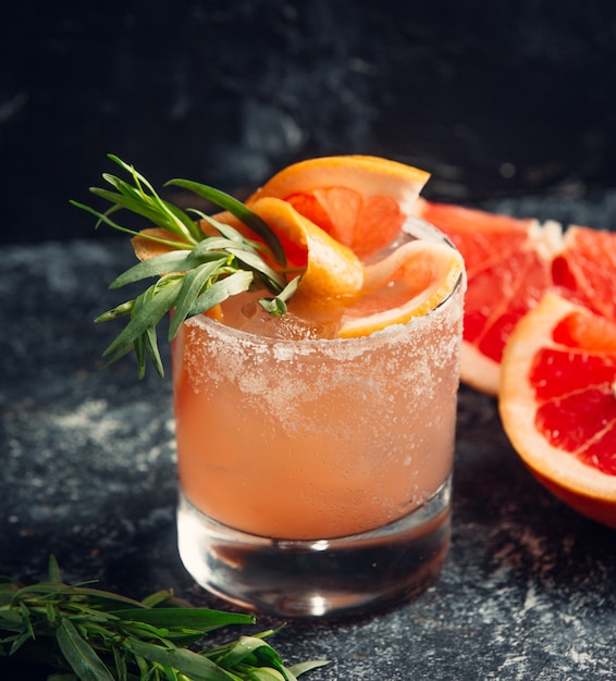 Grapefruit-Orangensaft mit Eis