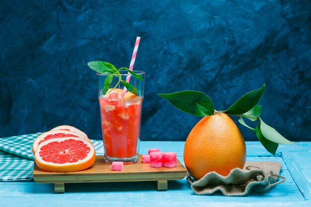 Grapefruit und mit Picknicktuch trinken