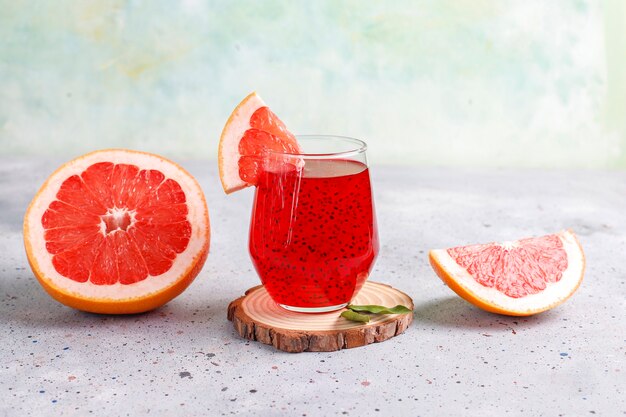 Grapefruitsaft mit Basilikumsamen.