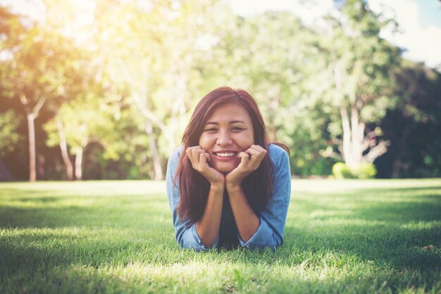 Gras asiatische sorglose junge Frau