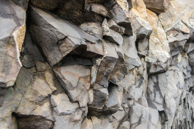 Graue Basalt Säulen in der Nähe von Reynisdrangar Strand, Island.