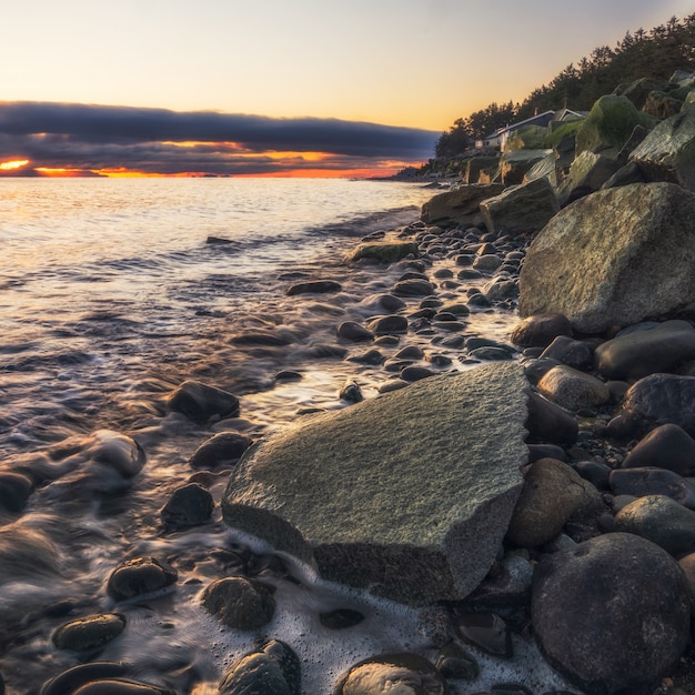 Graue Felsen an der Küste während des Sonnenuntergangs