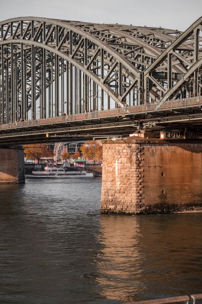 Graue Metallbrücke über Fluss