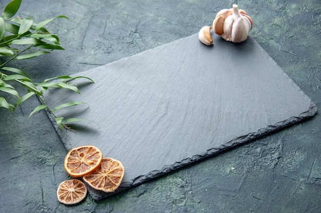 Kostenloses Foto graue platte der vorderansicht auf dunkelblauem hintergrundfarbfoto kocht blauen meeresfrüchte-küchenschreibtisch